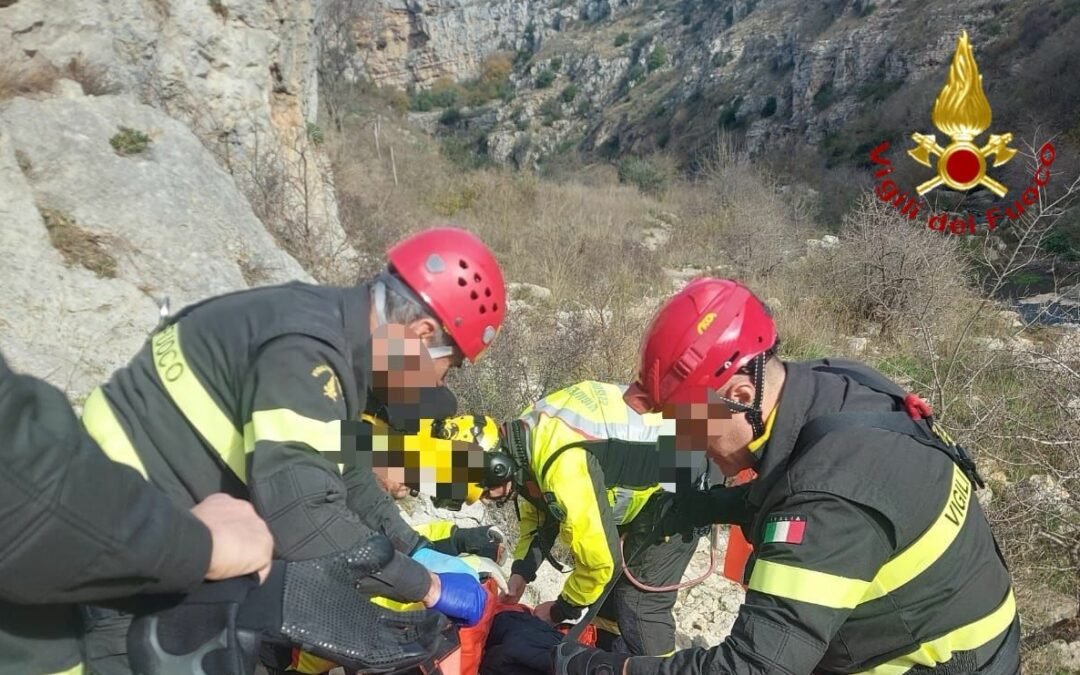 Matera: turista portoghese cade su un sentiero della Murgia, ricoverato per trauma cranico