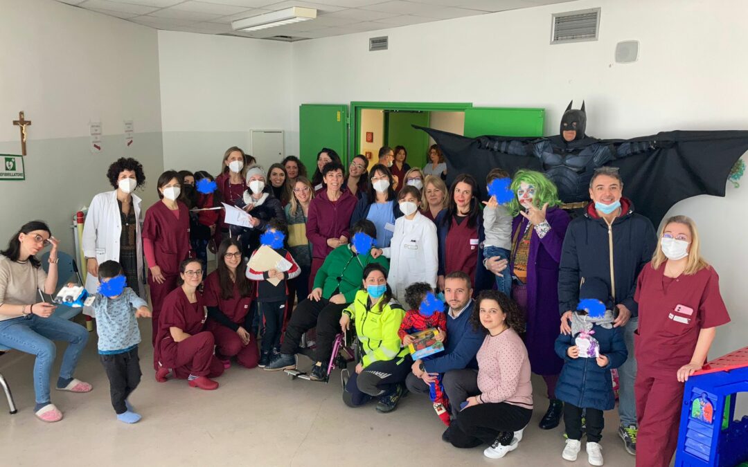 Batman e Joker portano doni ai bambini dell’ospedale di Matera