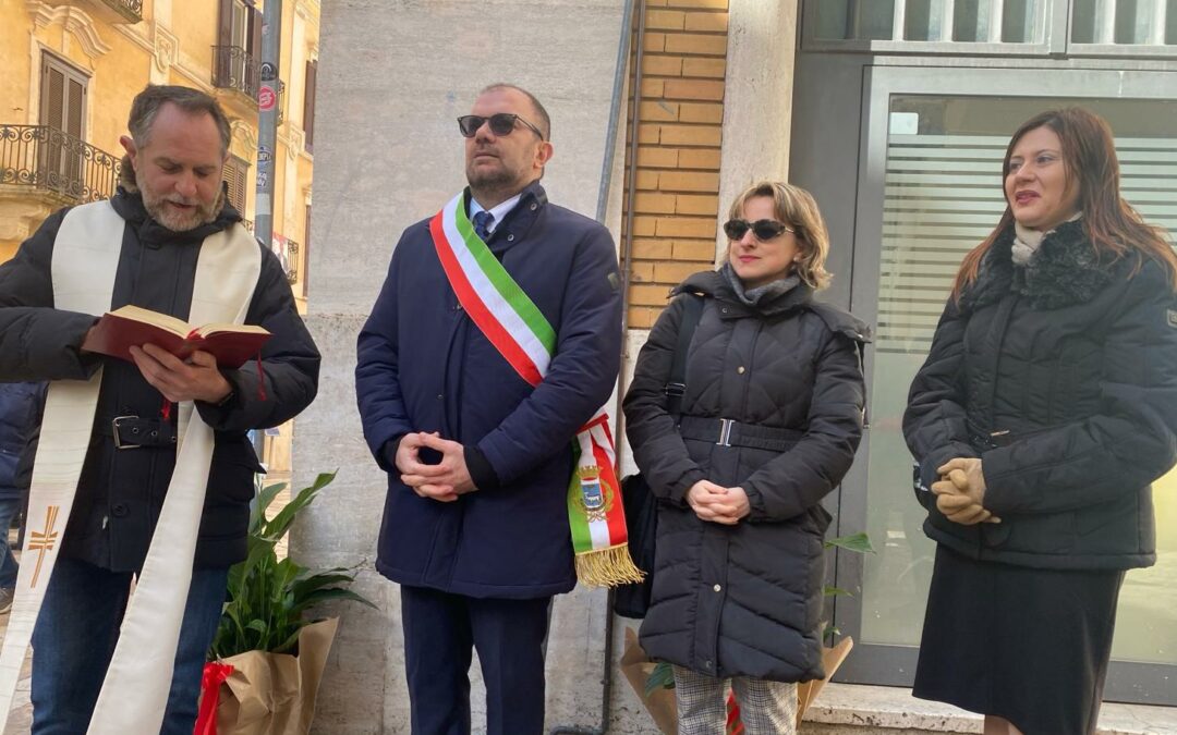 Cerimonia inaugurale di via Don Vito Staffieri, a due passi da piazza Vittorio Veneto nel cuore del centro storico una strada intitolata al compianto parroco materano