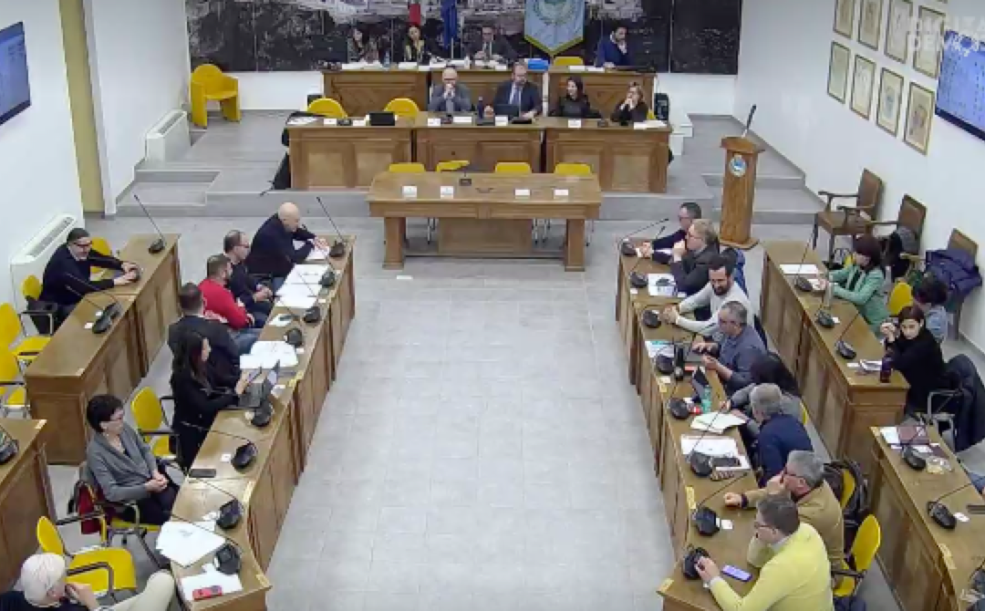 Il consiglio comunale di Matera approva all’unanimità una mozione per chiedere il rimpatrio di Ilaria Salis